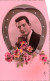 FANTAISIES - Un Homme Tenant Un Bouquet De Fleurs Dans Un Fer à Cheval - Colorisé - Carte Postale Ancienne - Hombres