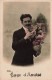 FANTAISIE - Gage D'Amitié - Un Homme Avec Un Vase De Fleurs - Cartes Postales Ancienne - Hommes