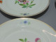 Delcampe - -4 ASSIETTES PORCELAINE De PARIS UNE PENSEE Au CENTRE 4 FLEURS Sur L'aile    E - Andere & Zonder Classificatie