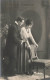 COUPLE - Femme Appuyée Sur Une Chaise Soutenue Par Son Mari - Emotion D'amour  - Carte Postale Ancienne - Couples