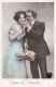 COUPLE - Gage D'Amitié - Homme Levant Le Menton De Sa Femme - Colorisé - Carte Postale Ancienne - Couples