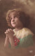ENFANTS - Une Petite Fille Priant - Colorisé - Carte Postale Ancienne - Portretten