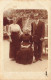 GENEALOGIE - Une Vieille Femme Assise Avec Ses Enfants - Carte Postale Ancienne - Généalogie