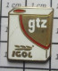 411H   Pin's Pins / Beau Et Rare / CARBURANTS / BIDON D’HUILE IGOL GTZ - Brandstoffen