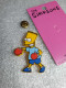 Pin's The Simpson's - Matt Groening 1990 Pin's En Plastique Sur Carton Fuschia (9.4 X 5.4 Cm) - Kino