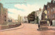 ROYAUME-UNI - Angleterre - Windsor - Queen's Statue And Castle Entrance - Carte Postale Ancienne - Windsor