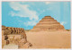 AK 198221 EGYPT - Sakkara - The Step Pyramid Of King Zoser And The Uraeus Wall - Piramiden