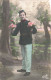 FANTAISIES - Un Homme Tenant Des Bouquets De Fleurs - Colorisé - Carte Postale Ancienne - Hombres