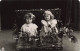 ENFANTS - Deux Petites Filles Assise Dans Une Valise - Carte Postale Ancienne - Portraits