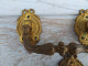 Delcampe - Anciennes Poignées Meuble Bronze Doré Style Louis XVI Signées Muller / Piano Malle Coffre - Coffres