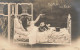 ENFANTS - Une Petite Fille Assise Sur Son Lit Avec Son Poupée - Réveil Du Bébé - Carte Postale Ancienne - Ritratti