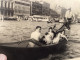 Photo Snapshot 1940 Photo, Noir Et Blanc, Homme Femme, Enfants Sur Une Gondole à Venise Commerce, Magasin, Magasin - Objetos