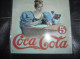 * Belle Réédition- Plaque En Tôle Lithographiée Avec Rebord : Publicité éditée Par Coca-Cola - Targhe In Lamiera (a Partire Dal 1961)