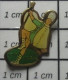 713B Pin's Pins / Beau Et Rare / ASSOCIATIONS / TWIRLING CLUB MAJORETTE PETITE .... - Verenigingen