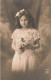 ENFANTS - Une Petite Fille Tenant Un Bouquet De Fleurs -  Carte Postale Ancienne - Portraits