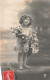 ENFANTS - Une Petite Fille Tenant Un Bouquet De Fleurs - Carte Postale Ancienne - Portretten