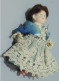 Delcampe - -POUPEE MIGNONETTE PORCELAINE/BISCUIT YEUX PEINTS BLEUS VITRINE Jus De Grenier    E - Dolls