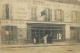 PHOTO DE GROUPE DEVANT LES COMMERCES. Café Billard. Hôtel De L'Ecu. Garage Pour Automobile - Otros & Sin Clasificación