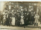 PHOTO DE GROUPE DEVANT LES COMMERCES COIFFEUR ET POSTICHES COIFFURES PARFUME - Sonstige & Ohne Zuordnung