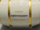 Delcampe - -JOLI PETIT TONNELET COGNAC HENNESSY Bras Armé PORCELAINE BERNARDAUD LIMOGES    E - Limoges (FRA)