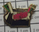 2122 Pin's Pins / Beau Et Rare / MARQUES / PAPETERIE CADRILLAGE CRAYONS CARTABLE EQUERRE - Marques