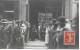 RARE CARTE PHOTO CLOWN JOUANT DE LA CLARINETTE DEVANT LA FOULE BELLE SCENE ANIMEE PROBABLEMENT A PARIS - Circo