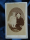 Photo CDV Disderi  Paris  Jeune Femme Et Bébé Blond En Robe Assis Sur Une Table  Sec. Emp. CA 1865-70 - L445 - Antiche (ante 1900)