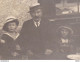 Carte Photo à Identifier VOIR 2 ZOOMS 2 Femmes 3 Enfants  Et 1 Homme Terrasse D'un Café Restaurant ? Beaux Chapeaux - Restaurants