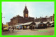 CHESTERFIELD, DERBYSHIRE, UK - THE MARKET PLACE - ANIMATED PEOPLES ET OLD CARS - - Derbyshire