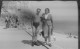 Négatif Film Snapshot -  PIN UP PLAGE  Couple Sur La Plage Homme Torse Nu - Pin-Ups