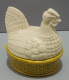 -JOLIE BOITE BONBONNIERE POULE CERAMIQUE BLANCHE Sur NID JAUNE COLLECTION   E - Other & Unclassified