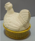 Delcampe - -JOLIE BOITE BONBONNIERE POULE CERAMIQUE BLANCHE Sur NID JAUNE COLLECTION   E - Other & Unclassified