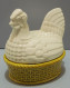 Delcampe - -JOLIE BOITE BONBONNIERE POULE CERAMIQUE BLANCHE Sur NID JAUNE COLLECTION   E - Andere & Zonder Classificatie