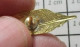 1618A Pin's Pins / Beau Et Rare / AUTRES / METAL JAUNE FINe PLUME D'OISEAU Comme Un Bijou - Autres & Non Classés