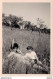 PHOTO DE 8.5 X 6 CMS DEUX ENFANTS ALLONGES DANS L'HERBE - Personnes Anonymes