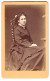 Fotografie J. Huck & Co., Bad Ems, Junge Frau Ketty Thiel Im Dunklen Kleid Mit Blume Im Haar, 1870  - Personnes Anonymes