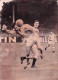 FOOTBALL RED-STAR TOULOUSE 08/1961 TETE DE JUBERT ET JECKER EN ARRIERE PLAN  PHOTO 18 X 13 CM - Sporten