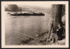 Jolie Photographie D'une Femme Regardant Passer Une Péniche. A Situer, Rhin? Allemagne? Bateau Fleuve, 12,8x8,9cm - Bateaux