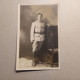 CPA  Photo Militaire En Uniforme Qui Pose Appuyer Sur Une Chaise - Characters