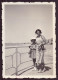 PHOTO D UNE FEMME AVEC UNE FILLETTE SUR LE BORD D UNE PLAGE 6 X 9 CM - Anonymous Persons