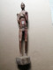 UNE FEMME AFRICAINE EN BOIS SCULPTE - Arte Africana