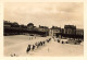 Compiègne * 1934 * Un Groupe De Spahis Sur La Place Devant Le Château * Régiment Militaire * Photo Ancienne 8.6x6cm - Compiegne