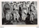 Lot De 2 Photographies Photos Amateur Snapshot GROUPE DE MILITAIRES AU FORMAT 90 X 60 SUR PAPIER LUGDA LUMIÈRE - Guerre, Militaire