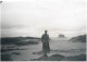 Places & Anonymous Persons Souvenir Photo Social History Format Ca. 6 X 9 Cm Woman Seaside - Persone Anonimi