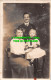 R515670 Man In Dark Suit And Woman With Child In Light Colour Clothes - Monde