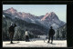 Delcampe - AK Drei Skiläufer Vor Hochgebirgs-Panorama  - Winter Sports