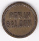 États Unis Token PEKIN SALOON . 5 Cents. Good For In Trade ,en Laiton - Monétaires/De Nécessité