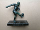 UN FOOTBALLEUR SUR SOCLE EN MARBRE - Metall