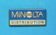 1 PIN'S  //   ** MINOLTA / DISTRIBUTION ** . (Arthus Bertrand Paris) - Informatica