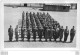 CARTE PHOTO GROUPE DE SOLDATS MANIEMENT D'ARMES - Barracks